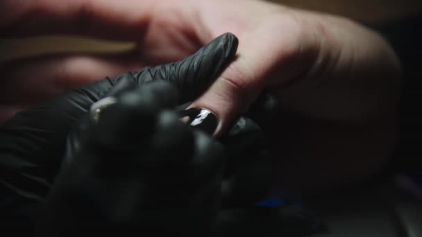 Manicura masculina - o mestre de prego que aplica um esmalte de prego preto — Vídeo de Stock