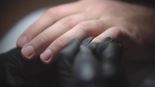 Чоловічий апаратний манікюр - майстер нігтів використовує невелику дриль для очищення зони кутикули — стокове відео