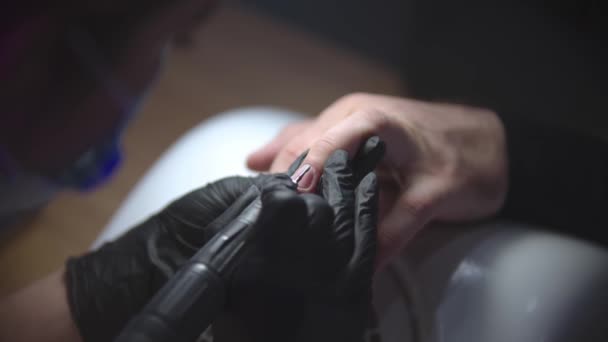 男性ハードウェアマニキュア-キューティクルゾーンを洗浄するための小さなドリルカッターを使用して爪のマスター — ストック動画