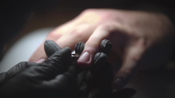 La manicura masculina de hardware - la cutícula de corte maestro de uñas usando un cortauñas — Vídeo de stock