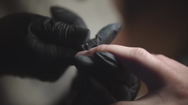 Manlig hårdvara manikyr - befälhavaren klippa nagelband med hjälp av en spik clippers — Stockvideo