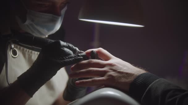 Männliche Hardware-Maniküre - der Nagelmeister bereitet den Nagel mit einem Bohrgerät vor — Stockvideo