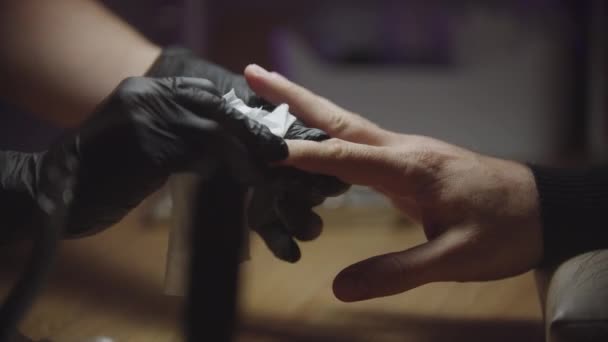 Manicura masculina de hardware: el maestro de uñas limpia el polvo de las uñas de las manos de su cliente — Vídeos de Stock