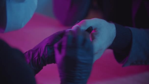 Mannelijke manicure - de nagelmeester bereidt de nagelplaat voor op de nagellak - buffing de nagelplaat en veegt handen uit het stof — Stockvideo