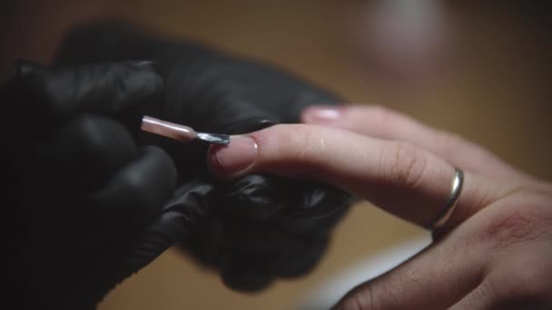 Чоловічий манікюр майстер нігтів наносить натуральний оголений лак для нігтів на нігтьову пластину — стокове відео