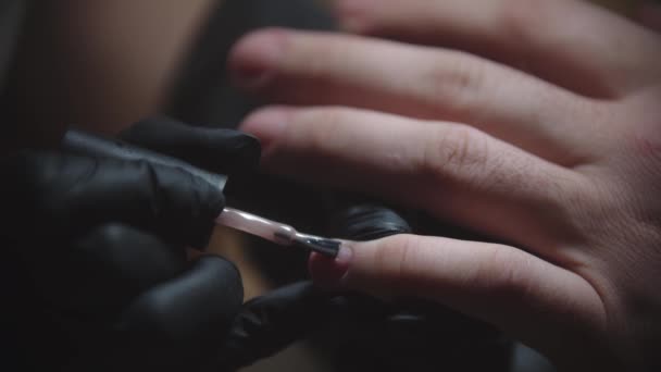 男性マニキュア-爪板に天然ネイルポリッシュを適用する爪マスター — ストック動画
