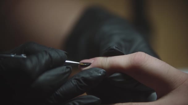 Mannelijke manicure - de nagel meester tekening een ontwerp op de nagels met behulp van zwarte acryl nagellak — Stockvideo