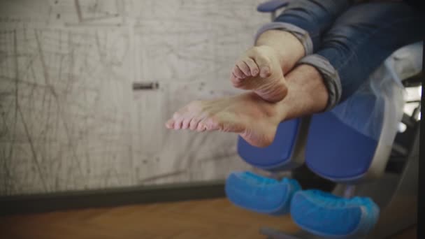 Pedicure procedure - mannelijke voeten voor de procedures — Stockvideo