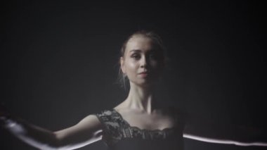 Genç bayan balerin içeride dans ediyor.