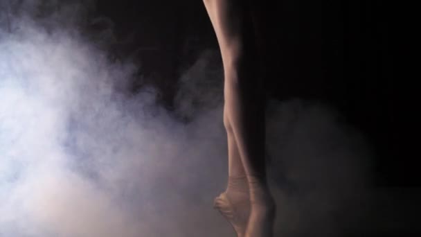 Bailarina joven en vestido negro bailando en estudio ahumado negro — Vídeo de stock
