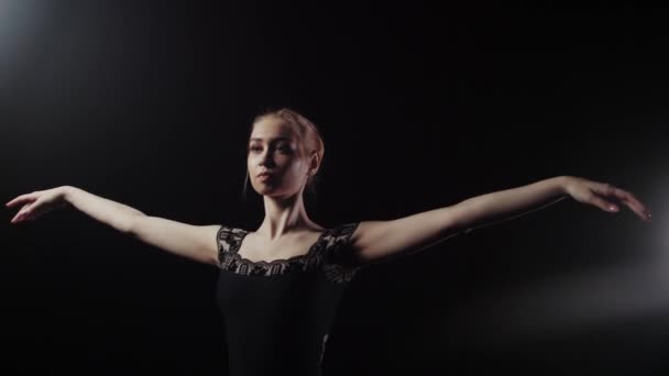 Joven bailarina en vestido negro comenzando su baile en el escenario — Vídeo de stock