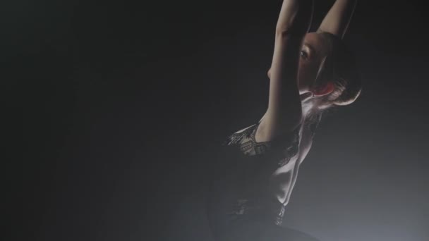 身着黑衣的女芭蕾舞女青年在烟雾弥漫的舞台上表演她的舞蹈 — 图库视频影像