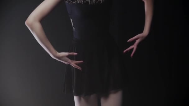Mladá žena balerína v černých šatech provedení její tanec na jevišti — Stock video