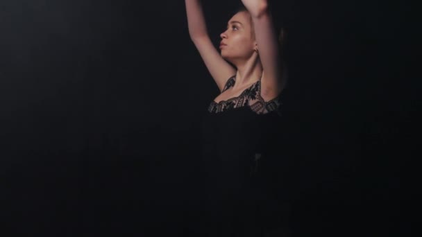 Piękna kobieta balerina w czarnej sukience wykonuje swój łaskawy taniec na scenie — Wideo stockowe