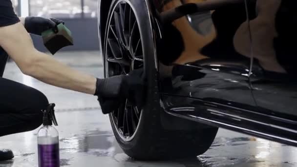 Αυτόματη λεπτομέρεια - ένα άτομο που πλένει δίσκους αυτοκινήτων με ένα κουρέλι — Αρχείο Βίντεο