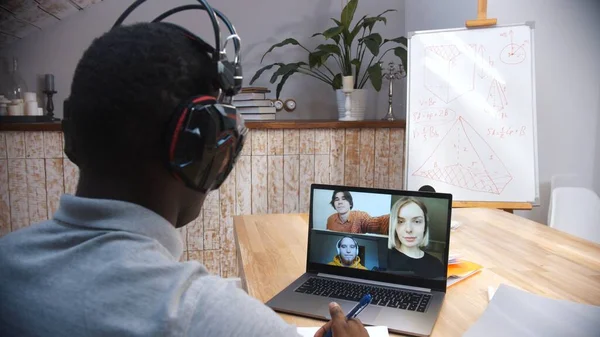 Um professor afro-americano que tem uma aula online — Fotografia de Stock