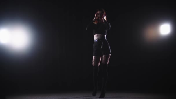 Lång kvinnlig dansare går i studion — Stockvideo