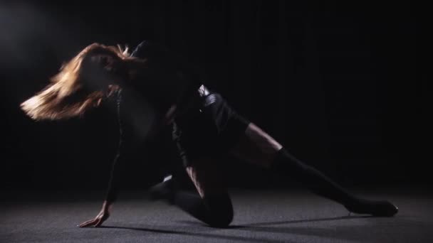 Sexy mujer bailando de moda en el estudio oscuro en el suelo — Vídeo de stock