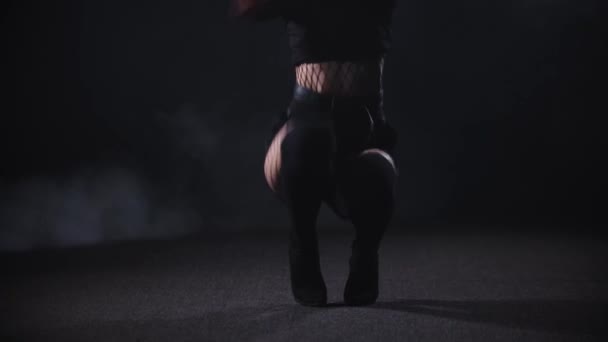 Mujer joven bailando de moda en el oscuro estudio ahumado — Vídeo de stock
