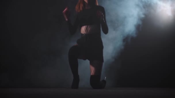Sexy mujer bailarina se pone de rodillas — Vídeos de Stock