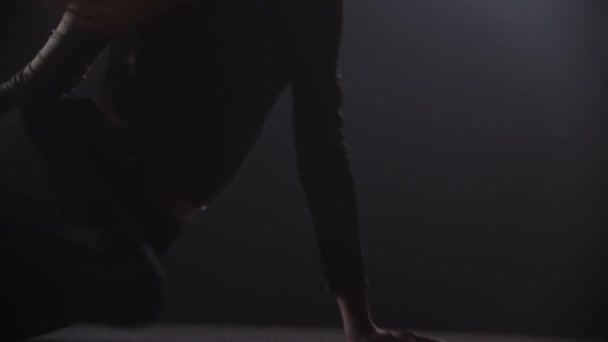 Atractiva mujer bailando en el oscuro estudio ahumado — Vídeos de Stock
