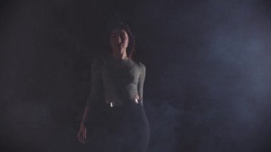 Çekici kadın kamera modeline gider ve dans etmeye başlar.