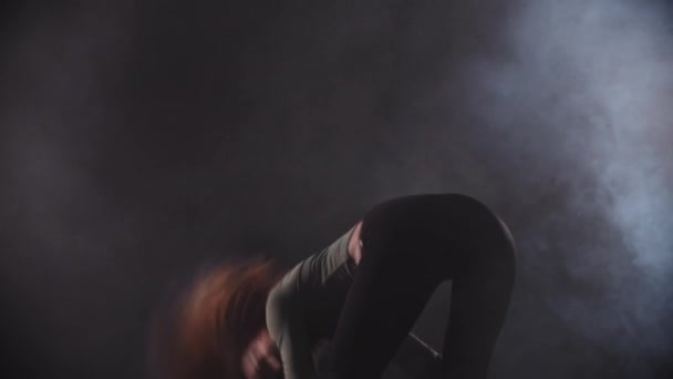 セクシー細い女性ダンスでダークスモーキースタジオ — ストック動画