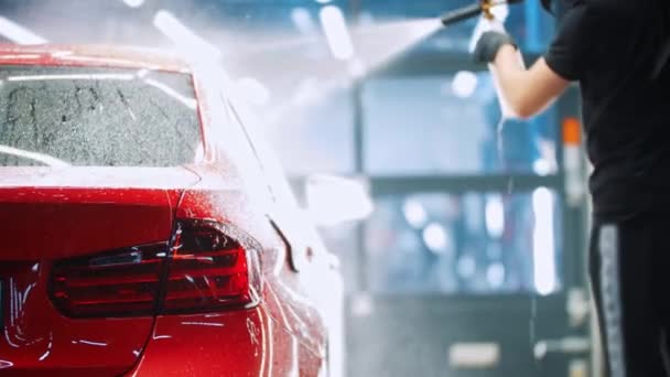Detallado automático - cubriendo un coche rojo con una espuma de limpieza — Vídeos de Stock