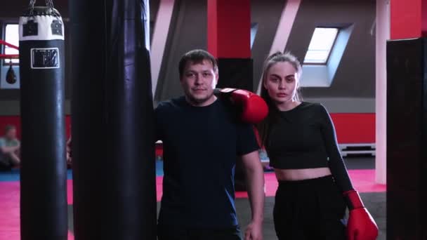 Woman and man in the gym - boxing training — Stock Video