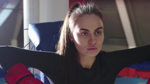 Mladá hezká žena trénuje její box na prstenu — Stock video