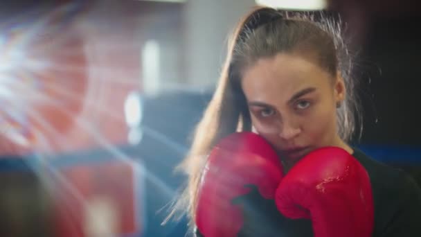 Тренування з боксу - приваблива молода жінка з довгим боксом до камери — стокове відео