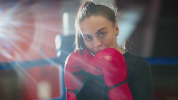 カメラに向かって長い髪のボクシングを持つ魅力的な若い女性 — ストック動画