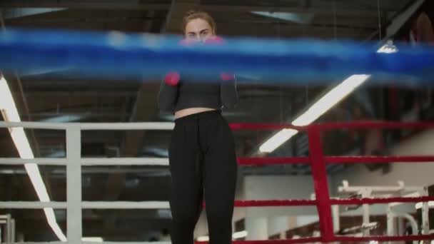 Młoda kobieta z długimi włosami ćwicząca boks z cieniem — Wideo stockowe