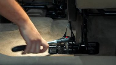Otomatik temizleme - İşçi bir ingiliz anahtarıyla koltuğu söküyor