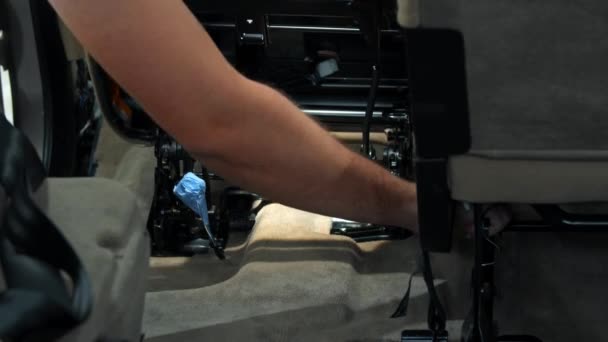 Авто деталізований працівник піднімає машину з автогонщиком — стокове відео