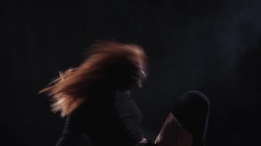 Vogue - Karanlık stüdyoda dans eden genç kadın