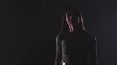 Vogue dansı. Genç çekici kadın karanlık odada dans ediyor.