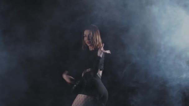 Vogue bailando - mujer joven bailando en un estudio ahumado — Vídeos de Stock