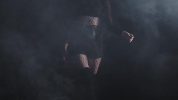 Vogue - молодая женщина ходит в образцовой походке — стоковое видео