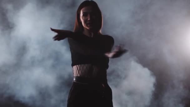 Vogue - νεαρή ελκυστική γυναίκα χορεύει στο σκοτεινό καπνιστό στούντιο — Αρχείο Βίντεο