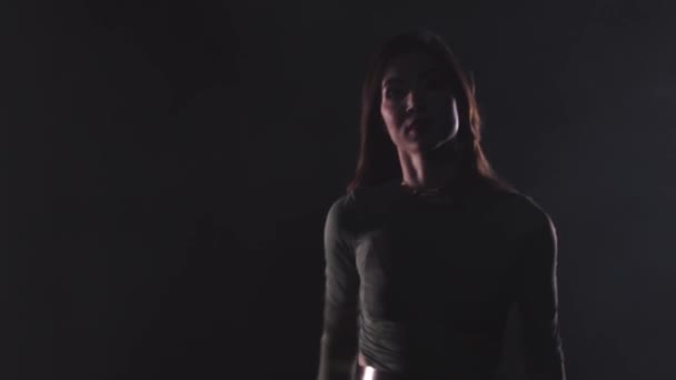 ヴォーグダンス-若い魅力的な女性が暗い部屋で踊る — ストック動画