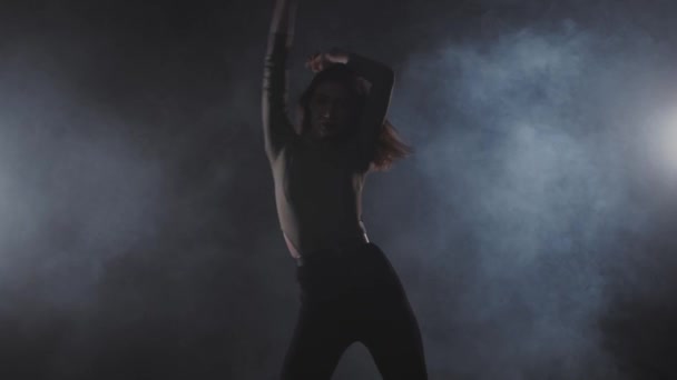 ヴォーグダンス-若い魅力的な女性のダンスでザ · 暗い煙の部屋 — ストック動画