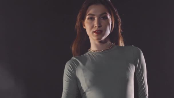 Jonge sexy vrouw loopt in de donkere rokerige kamer — Stockvideo