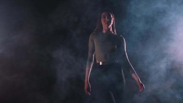 Vogue танцует в полной дыма студии - стройная женщина в танце черепахи — стоковое видео