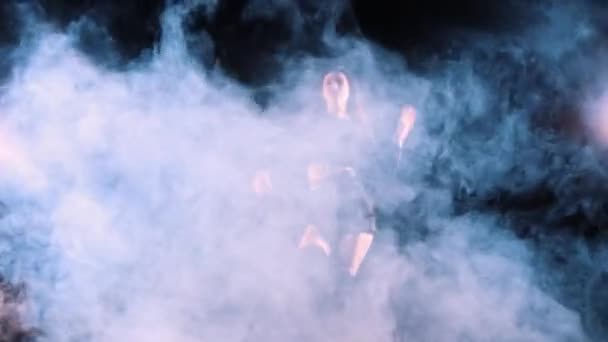 Vogue menari di studio penuh asap — Stok Video