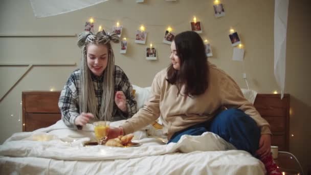 Desayuno en la cama - novias bebiendo jugo — Vídeo de stock