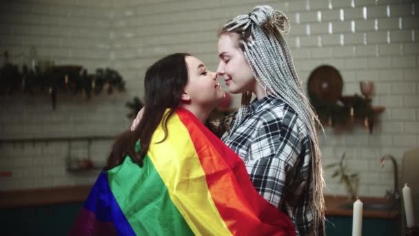Mladé lesbičky ženy pokryté LGBT vlajkou - třít si nosy a být roztomilý — Stock video