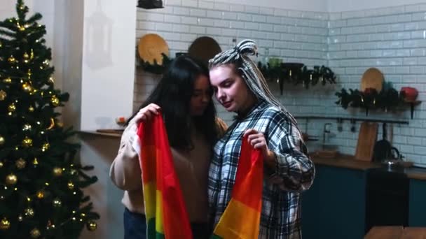 Mujeres jóvenes en una relación lésbica con bandera LGBT — Vídeo de stock