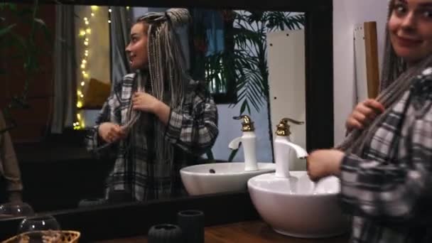 Молоді лесбіянки щасливі обійми у ванній — стокове відео