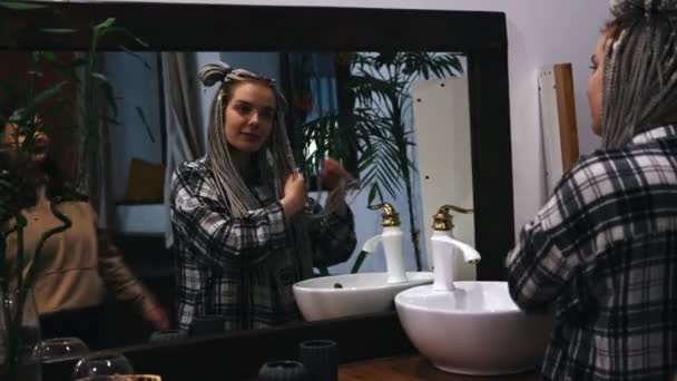 Young lesbian happy hugging in the bathroom while one of them touching her dreadlocks — Stock Video